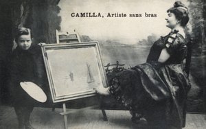 Mujer pintando con los pies de French Photographer